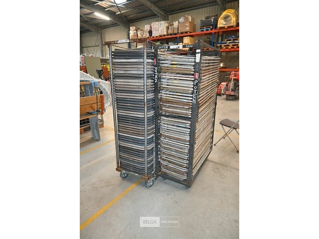 Partij klapstoelen + 2 metalen karren - afbeelding 3 van  6