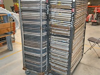 Partij klapstoelen + 2 metalen karren - afbeelding 3 van  6