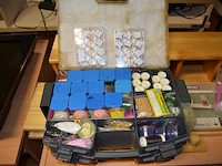Partij knutselgerief w.o. potloden, verf, papier, kralen, enz - afbeelding 4 van  15
