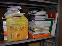 Partij knutselgerief w.o. potloden, verf, papier, kralen, enz - afbeelding 7 van  15