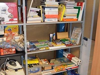 Partij knutselgerief w.o. potloden, verf, papier, kralen, enz - afbeelding 1 van  15