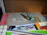 Partij knutselgerief w.o. potloden, verf, papier, kralen, enz - afbeelding 9 van  15