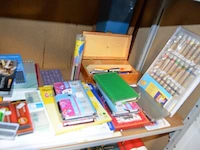 Partij knutselgerief w.o. potloden, verf, papier, kralen, enz - afbeelding 10 van  15