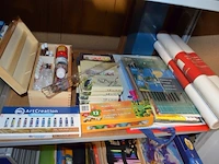 Partij knutselgerief w.o. potloden, verf, papier, kralen, enz - afbeelding 12 van  15