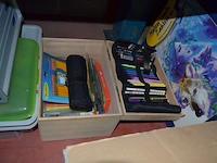 Partij knutselgerief w.o. potloden, verf, papier, kralen, enz - afbeelding 13 van  15