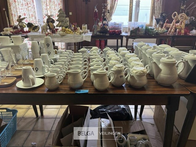 Partij koffie en melk kannen op tafel - afbeelding 1 van  6