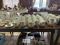 Partij koffie en melk kannen op tafel - afbeelding 1 van  6