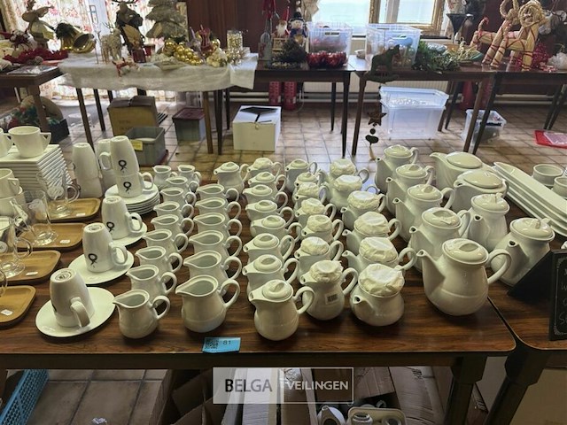 Partij koffie en melk kannen op tafel - afbeelding 2 van  6