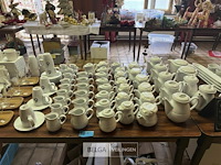 Partij koffie en melk kannen op tafel - afbeelding 2 van  6