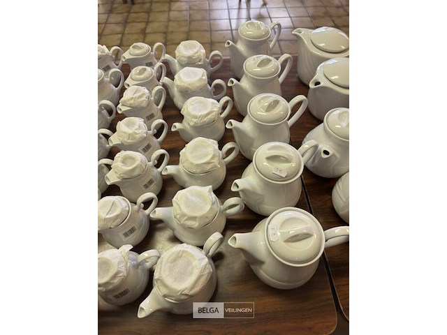 Partij koffie en melk kannen op tafel - afbeelding 3 van  6