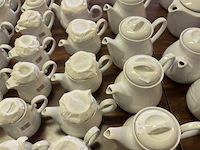 Partij koffie en melk kannen op tafel - afbeelding 3 van  6