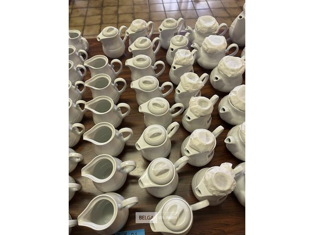 Partij koffie en melk kannen op tafel - afbeelding 4 van  6