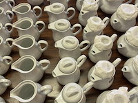 Partij koffie en melk kannen op tafel - afbeelding 4 van  6