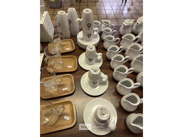 Partij koffie en melk kannen op tafel - afbeelding 5 van  6