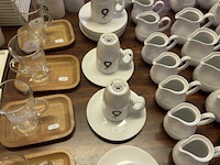 Partij koffie en melk kannen op tafel - afbeelding 5 van  6
