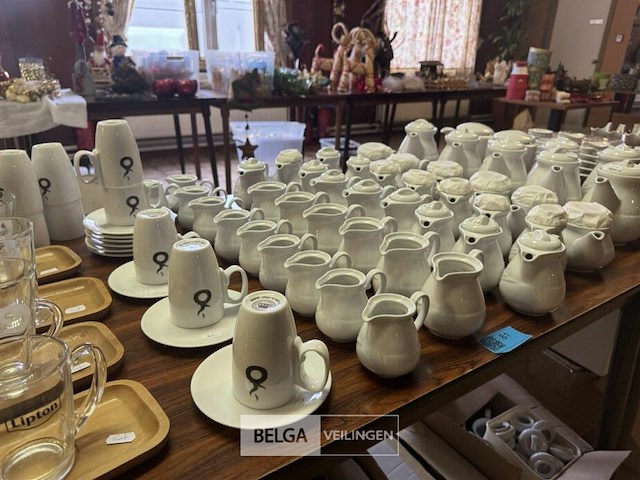 Partij koffie en melk kannen op tafel - afbeelding 6 van  6