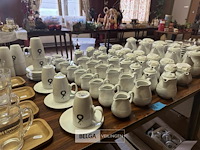 Partij koffie en melk kannen op tafel - afbeelding 6 van  6