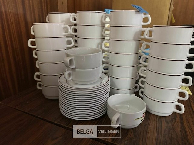 Partij koffie kopjes en schotel - afbeelding 1 van  3