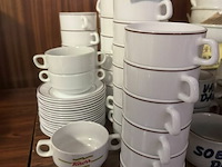 Partij koffie kopjes en schotel - afbeelding 2 van  3
