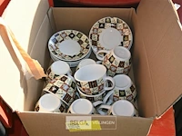 Partij koffietassen en ondertassen