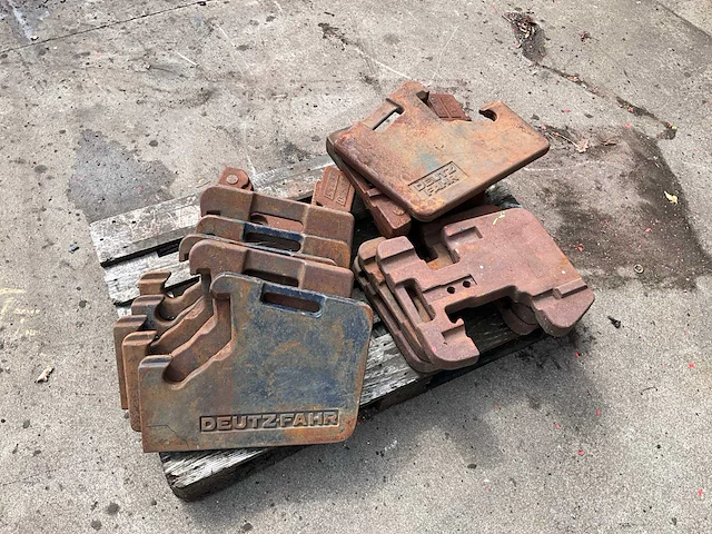 Partij kontergewichten voor tractor. - afbeelding 1 van  2