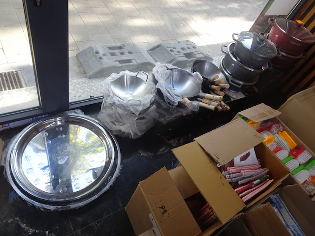 Partij kookpotten en wokpannen - afbeelding 1 van  7