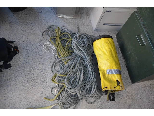 Partij koorden, 2 x brandlus 3m/3ton en 2 x strop, 2 x valbeveiliging harnas - afbeelding 2 van  10