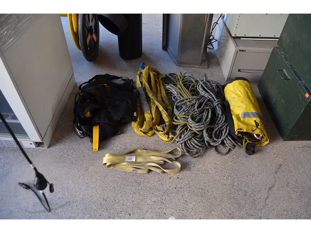 Partij koorden, 2 x brandlus 3m/3ton en 2 x strop, 2 x valbeveiliging harnas - afbeelding 1 van  10