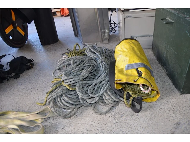 Partij koorden, 2 x brandlus 3m/3ton en 2 x strop, 2 x valbeveiliging harnas - afbeelding 3 van  10