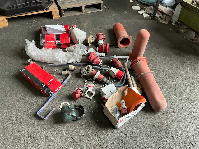 Partij krachtstroom-installatiemateriaal - afbeelding 1 van  8