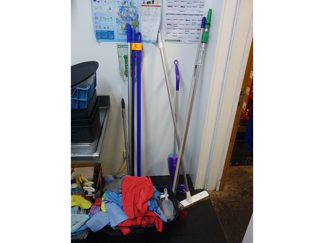 Partij kuisgereedschap + producten - afbeelding 1 van  4