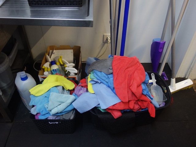 Partij kuisgereedschap + producten - afbeelding 2 van  4