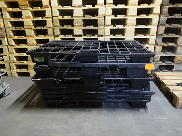 Partij kunstof palletten - afbeelding 1 van  3