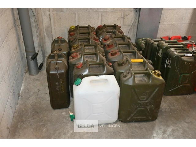 Partij kunststof jerrycans - afbeelding 1 van  4