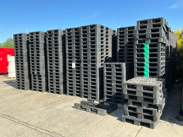 Partij kunststof pallets (810x) - afbeelding 1 van  3