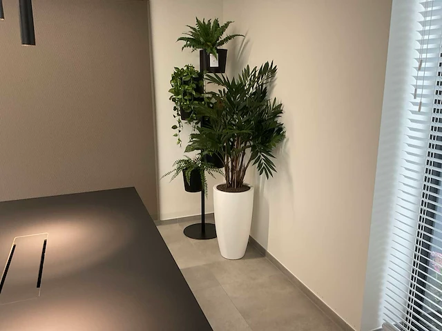 Partij kunststof planten met decoratieve pot - afbeelding 1 van  2