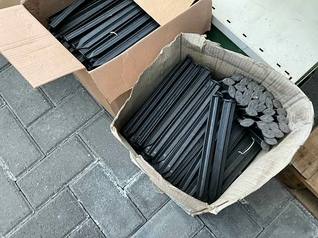Partij kunststof randprofielen + kunststof nagels - afbeelding 5 van  25