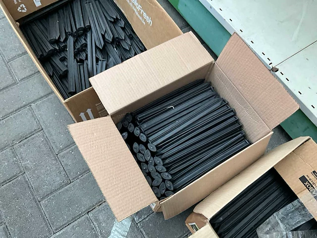 Partij kunststof randprofielen + kunststof nagels - afbeelding 10 van  25