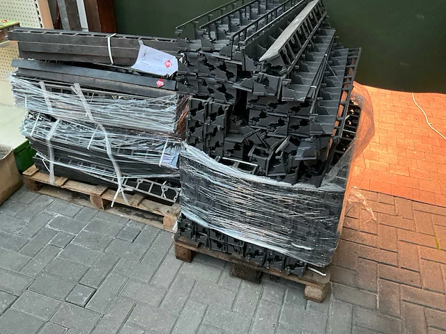 Partij kunststof randprofielen + kunststof nagels - afbeelding 1 van  25