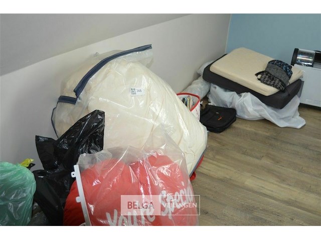 Partij kussens en kleerhangers - afbeelding 3 van  3