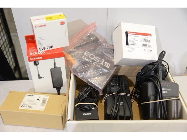 Partij laders en batterijen canon - afbeelding 1 van  1