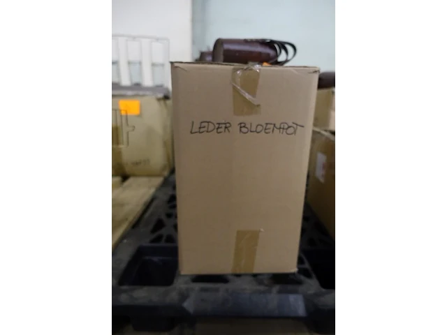 Partij lederen bloempotjes - afbeelding 2 van  2