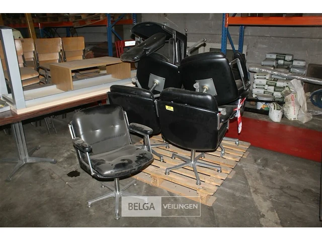 Partij lederen stoelen met armleuning - afbeelding 1 van  5