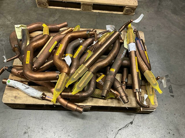 Partij machineonderdelen in rood koper - afbeelding 1 van  4