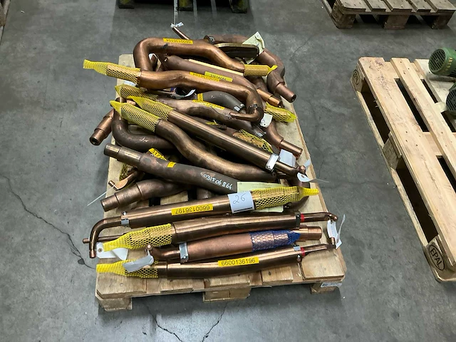 Partij machineonderdelen in rood koper - afbeelding 2 van  4