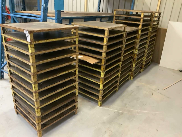 Partij metalen palletjes met houten vloer - afbeelding 1 van  4