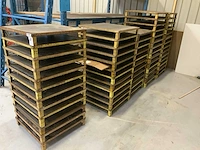 Partij metalen palletjes met houten vloer - afbeelding 1 van  4