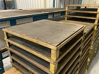 Partij metalen palletjes met houten vloer - afbeelding 2 van  4