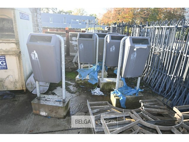 Partij metalen vuilnisbakken met betonnen voet - afbeelding 1 van  7