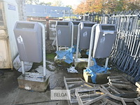 Partij metalen vuilnisbakken met betonnen voet